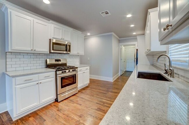 Building Photo - Classic Charm With All New Amenities 3/2 House!