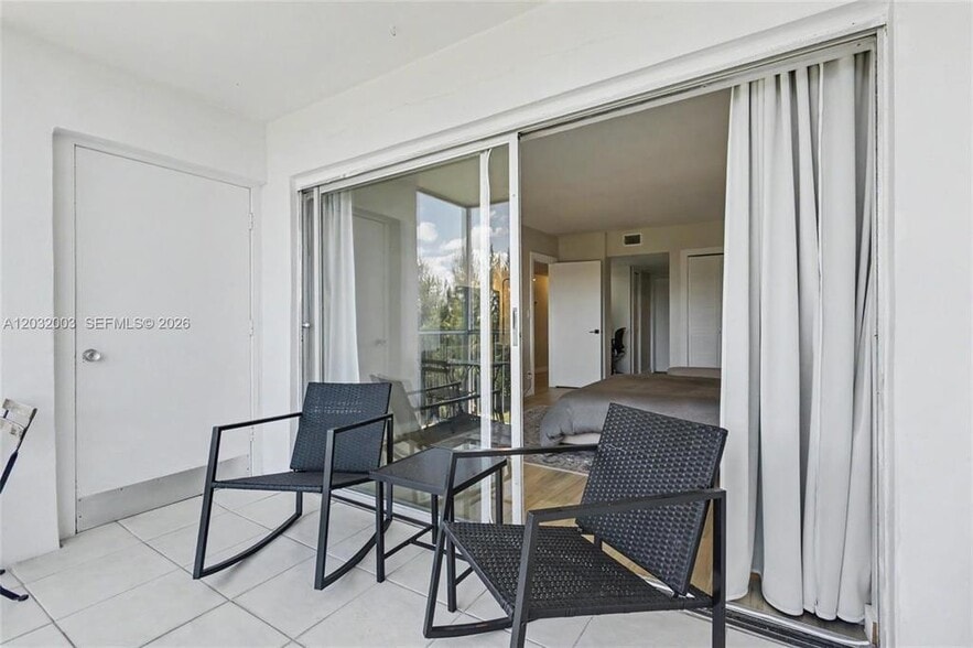 Building Photo - 3150 N Palm Aire Dr