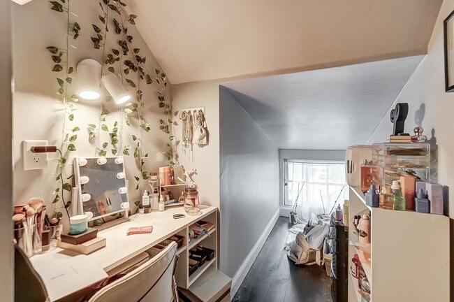 Building Photo - Charming 3-bedroom, 1.5-bathroom