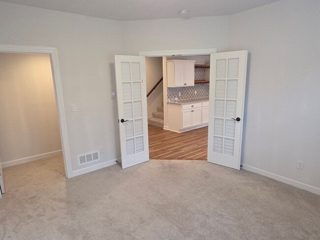 Building Photo - Like New 5 bedroom Pewaukee home in Broken...