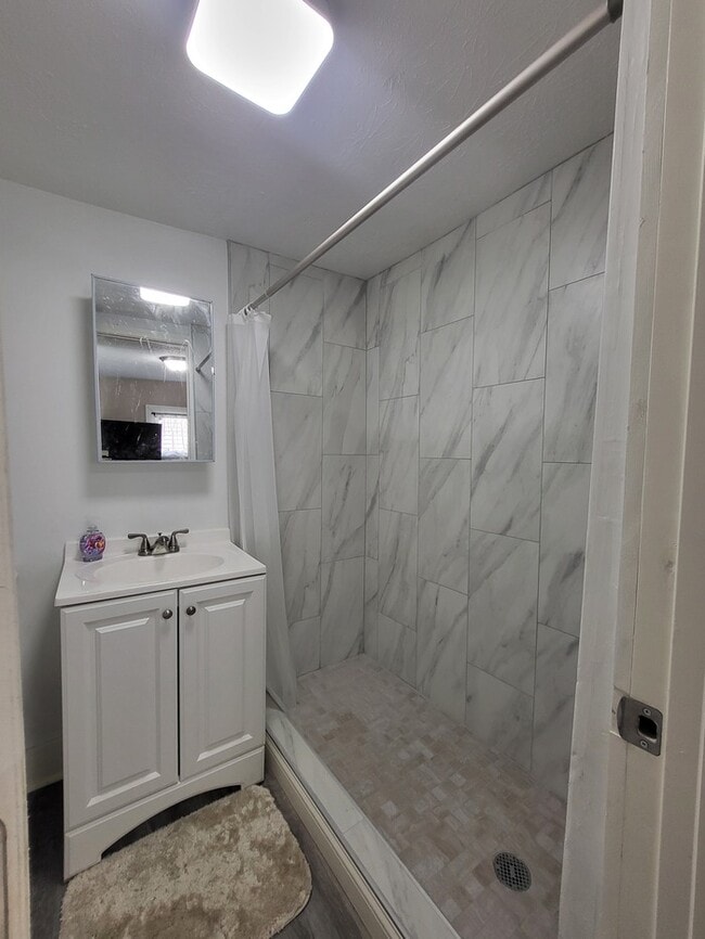 Building Photo - Cozy, clean, stove, fridge, and washer/dryer