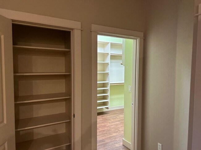 Building Photo - Burnt Bridge Creek 4 bedroom- Single Level