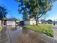 Building Photo - Three Bedroom Two Bathroom Home