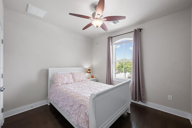 Building Photo - 915 Banyon St