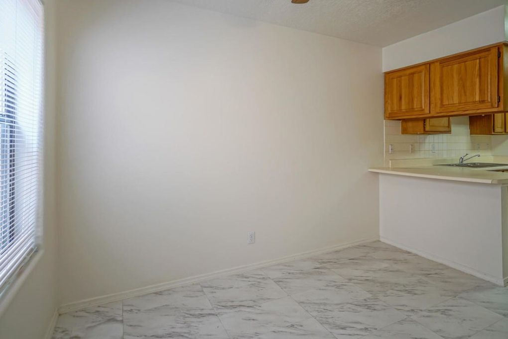 Building Photo - 609 Avenida Montoya NE