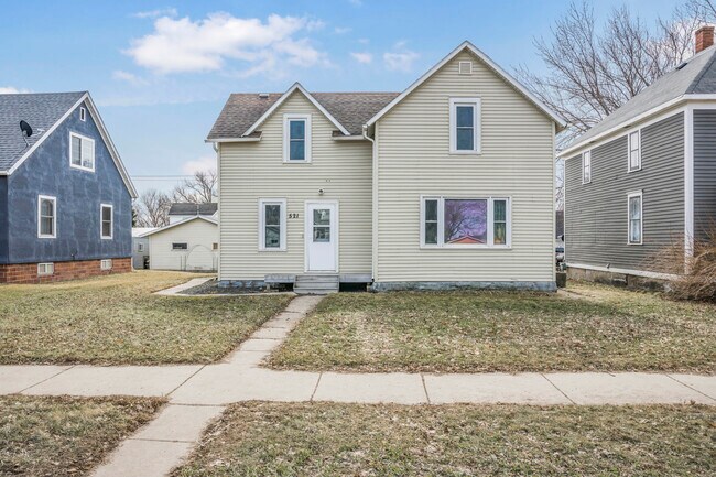 Building Photo - 521 Main St E