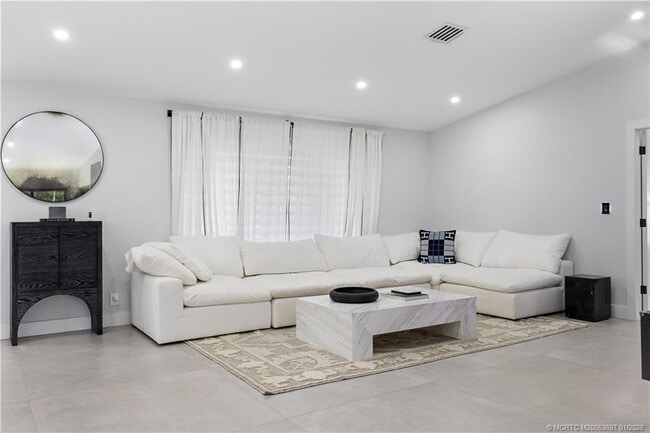 Building Photo - 5143 Deerhurst Crescent Cir