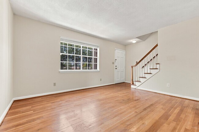 Building Photo - 1002 Willow Dr