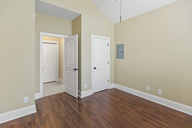 Building Photo - 1624 Brook Hollow Dr