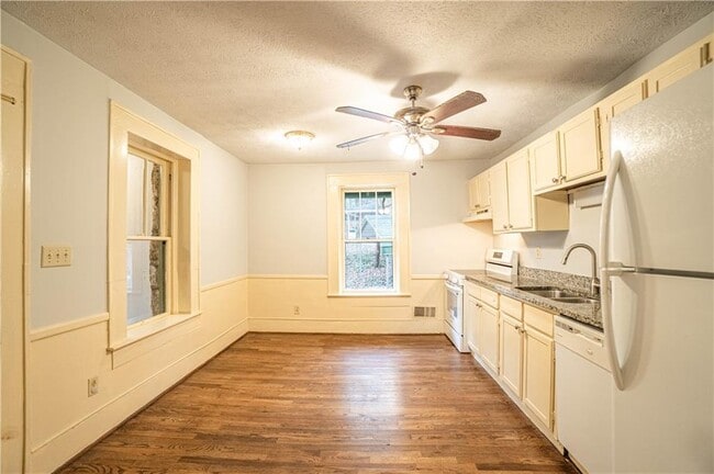 Building Photo - 1865 Oak Grove Rd NE