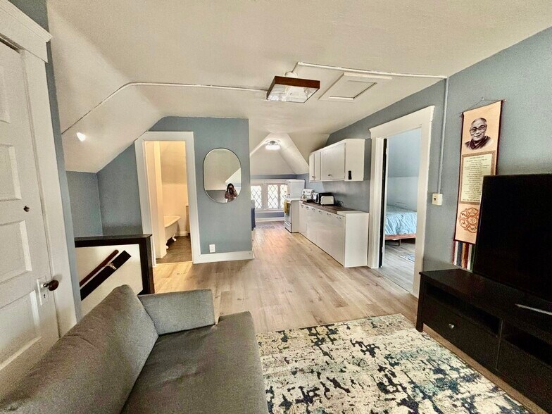 Primary Photo - 10815 Drexel Ave