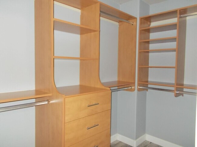 Building Photo - Modern 3-Bedroom Home in Prime Location wi...