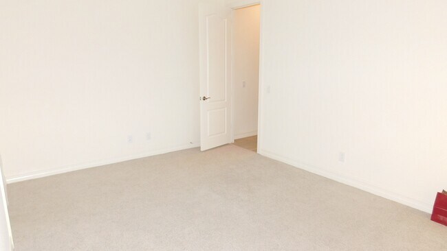 Building Photo - Beautiful home with generation suite in gated community