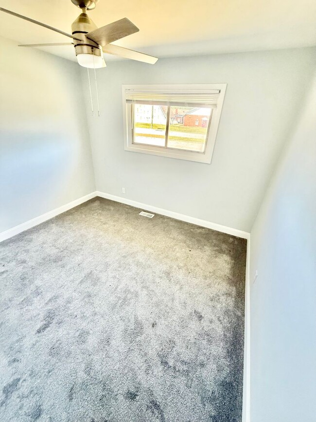 Building Photo - ***3 Bed Ranch with off-street parking and...