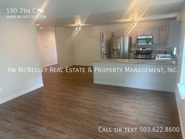 Building Photo - 590 7th Ct