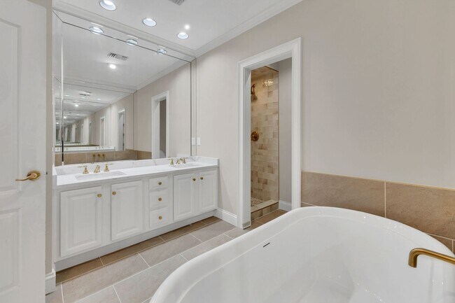 Building Photo - Newly Renovated Condo in The Westende with...