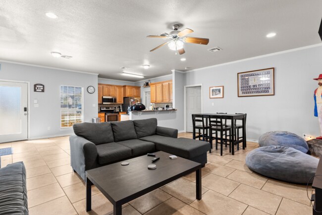 Building Photo - 5 bed 4 bath near campus!