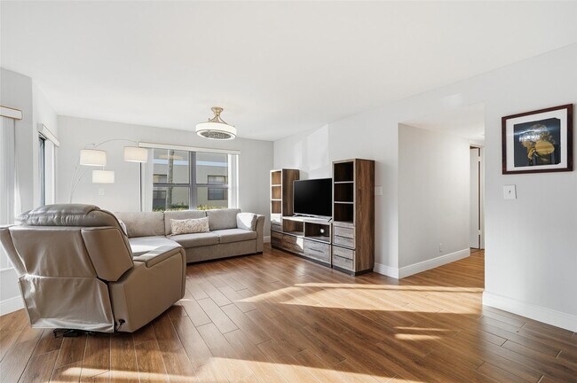 Building Photo - 8412 Shadow Ct