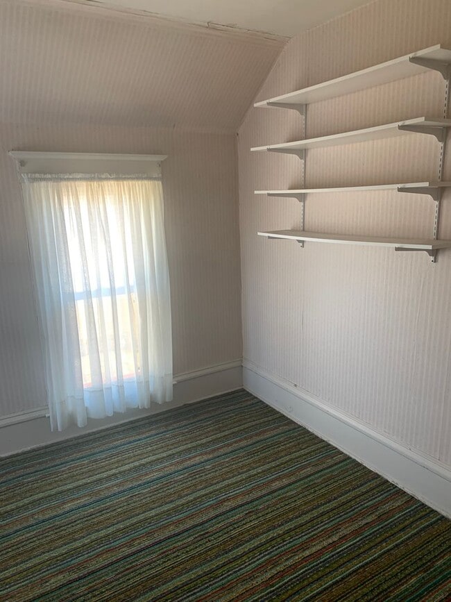 Building Photo - CEDAR FALLS 3BR house w garage, fenced yard, central air