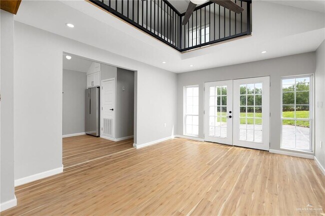 Building Photo - 12304 Lakeview Dr