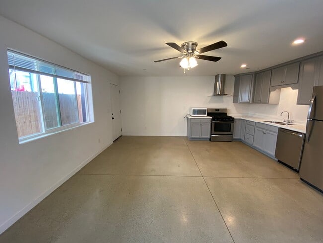 Building Photo - 1540