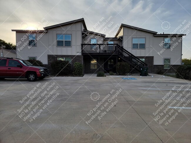 Building Photo - 2200 Creekside Ln