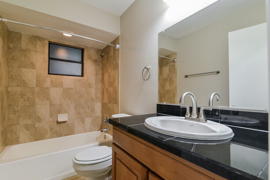 Building Photo - 336 Shorewood Dr