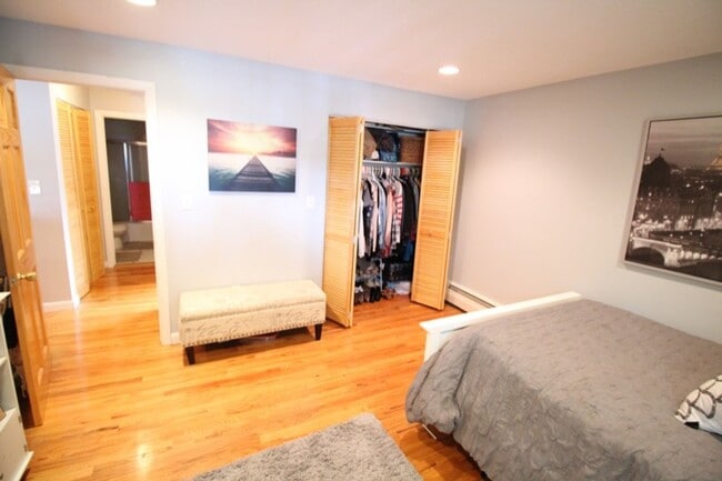 Building Photo - 2 BED WITH PARKING AND LAUNDRY IN UNIT ON THE ALLSTON/BRIGHTON/BROOKLINE LINE