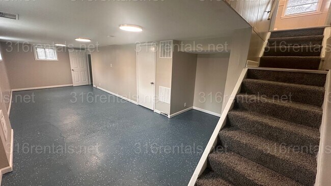 Building Photo - $1250 - 3 bed 1 bath with basement - Singl...
