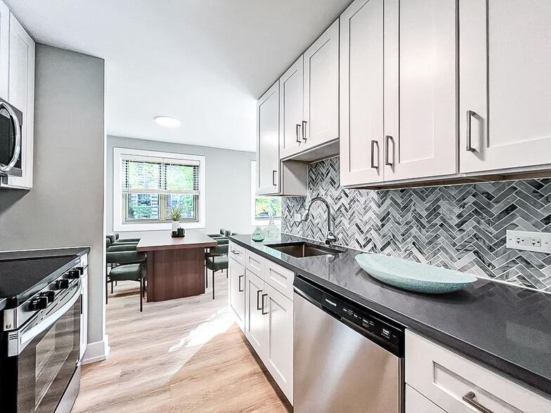 Primary Photo - 520 W Aldine Ave