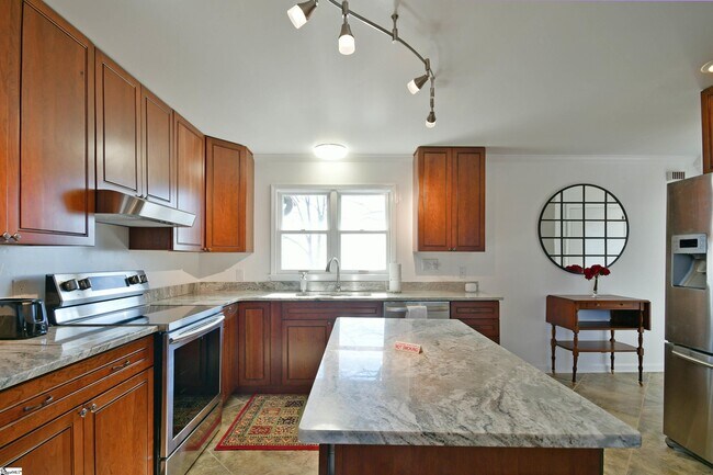 Building Photo - 1671 Hogback Mountain Rd