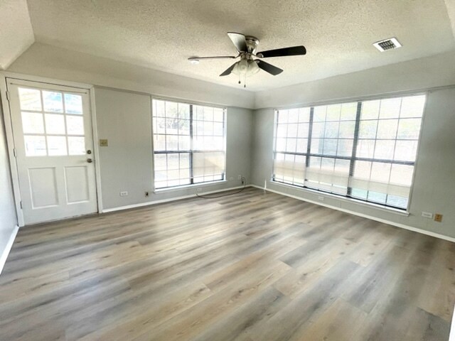 Building Photo - Saucer