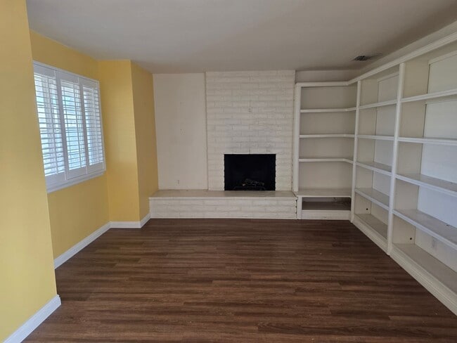 Building Photo - 55+ Hueneme Bay Community in Port Hueneme - 2+2 w/ garage $2700