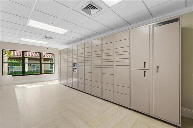 Building Photo - 3200 Port Royale Dr S