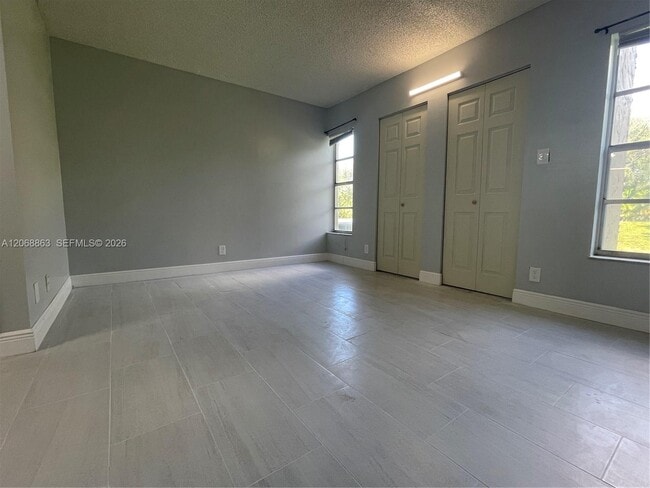 Building Photo - 10169 Twin Lakes Dr