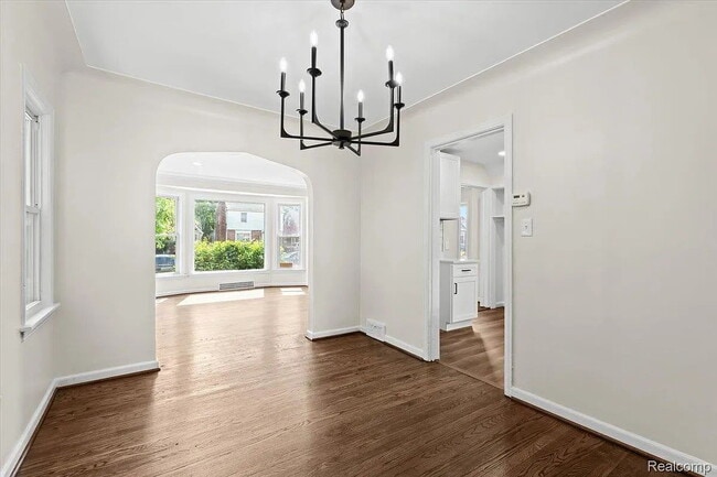 Building Photo - Modern 3-Bedroom Home with Generous Space and Style