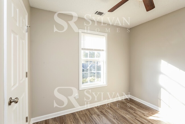 Building Photo - Spacious 5 bedroom home awaits you!