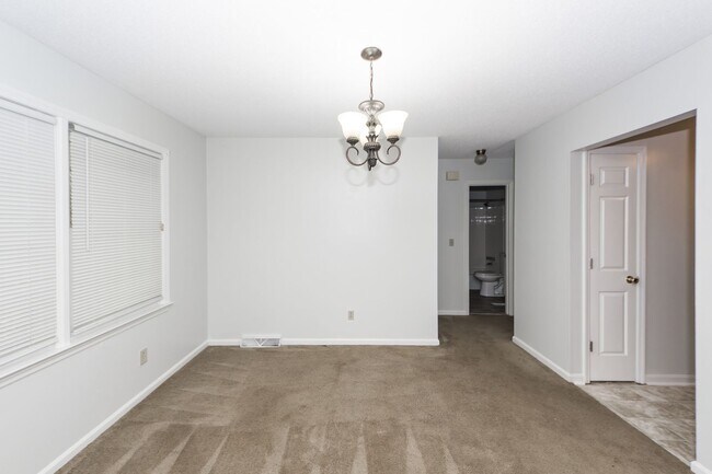 Building Photo - 3 Bedroom 2 Bath Home in Briarwood - Summe...