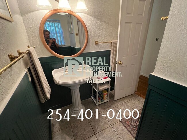 Building Photo - COMING SOON!!  This charming bungalow-styl...