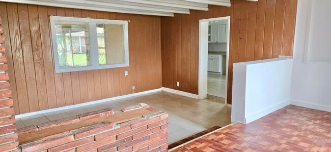 Building Photo - 2325 Johnson St