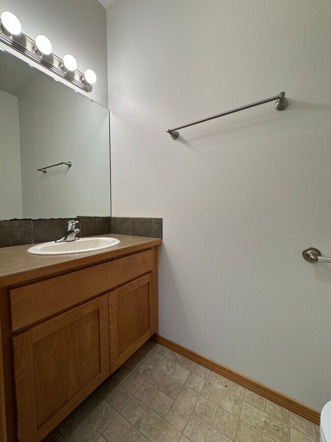 Building Photo - Large 4 Bed Rental in Established Neighborhood