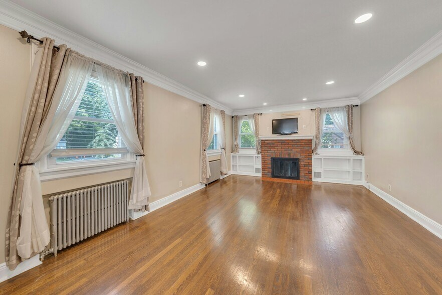 Building Photo - 44 E Spring Valley Ave