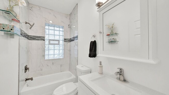Building Photo - 5142 S King Dr