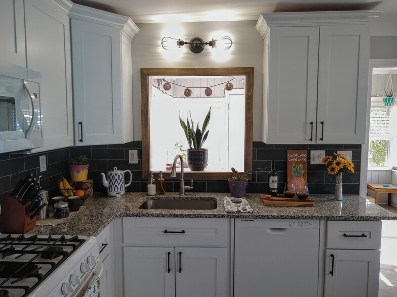 Building Photo - 2121 8th Ave N