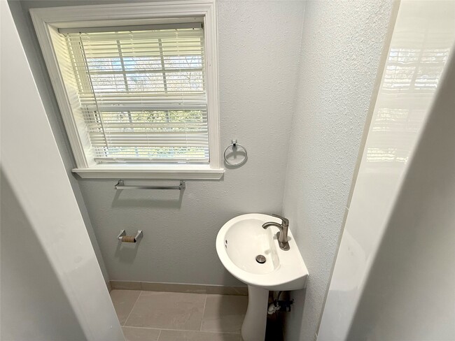 Building Photo - 2206 Eriksson St