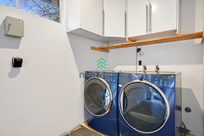 Building Photo - 3 BED & 2 BATH SINGLE FAMILY HOUSE WITH A ...