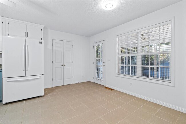 Building Photo - 204 Red Fox Ct