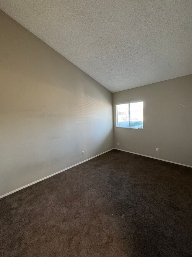 Building Photo - 3 Bedroom 2 Bathroom Home in Santa Maria