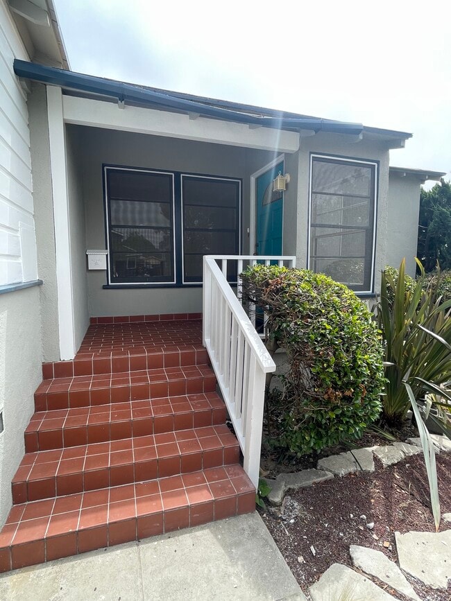 House Entry - 1120 Pacific St