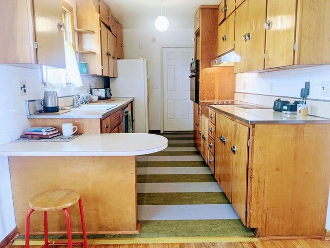 Building Photo - 3 bd, 1.5 ba house, N  Central location, f...